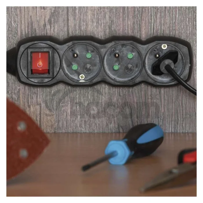 Predlžovací kábel 1,5 m / 3 zásuvky / s vypínačom / čierny / PVC / 1 mm2