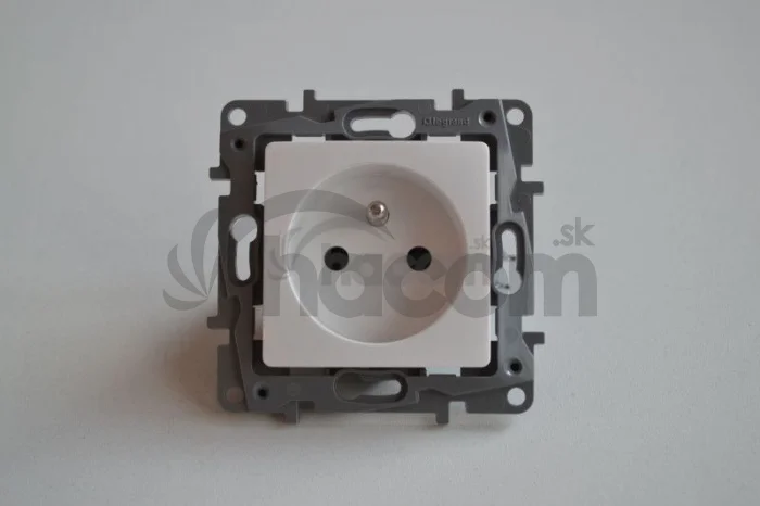 Niloé zásuvka 2p + t 16A biela 764540