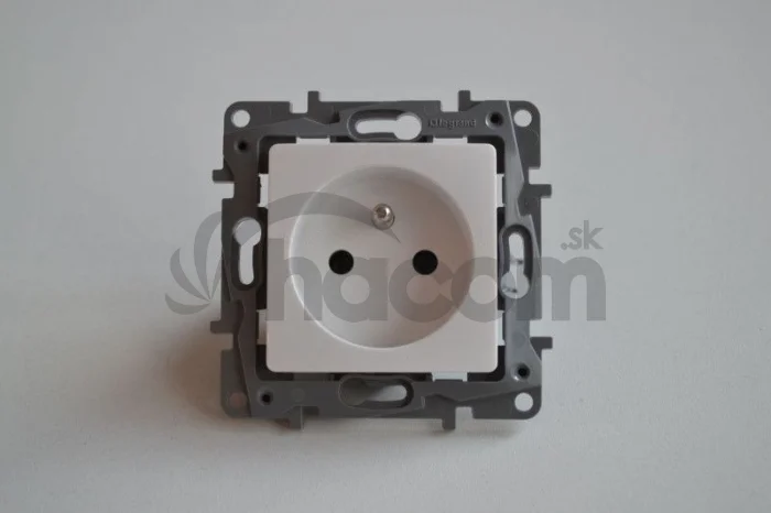 Niloé zásuvka 2p + t 16A biela 764540